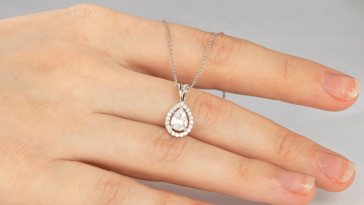 The Smart Buyer's Guide to 18k Gold Necklaces with Diamond Pendants