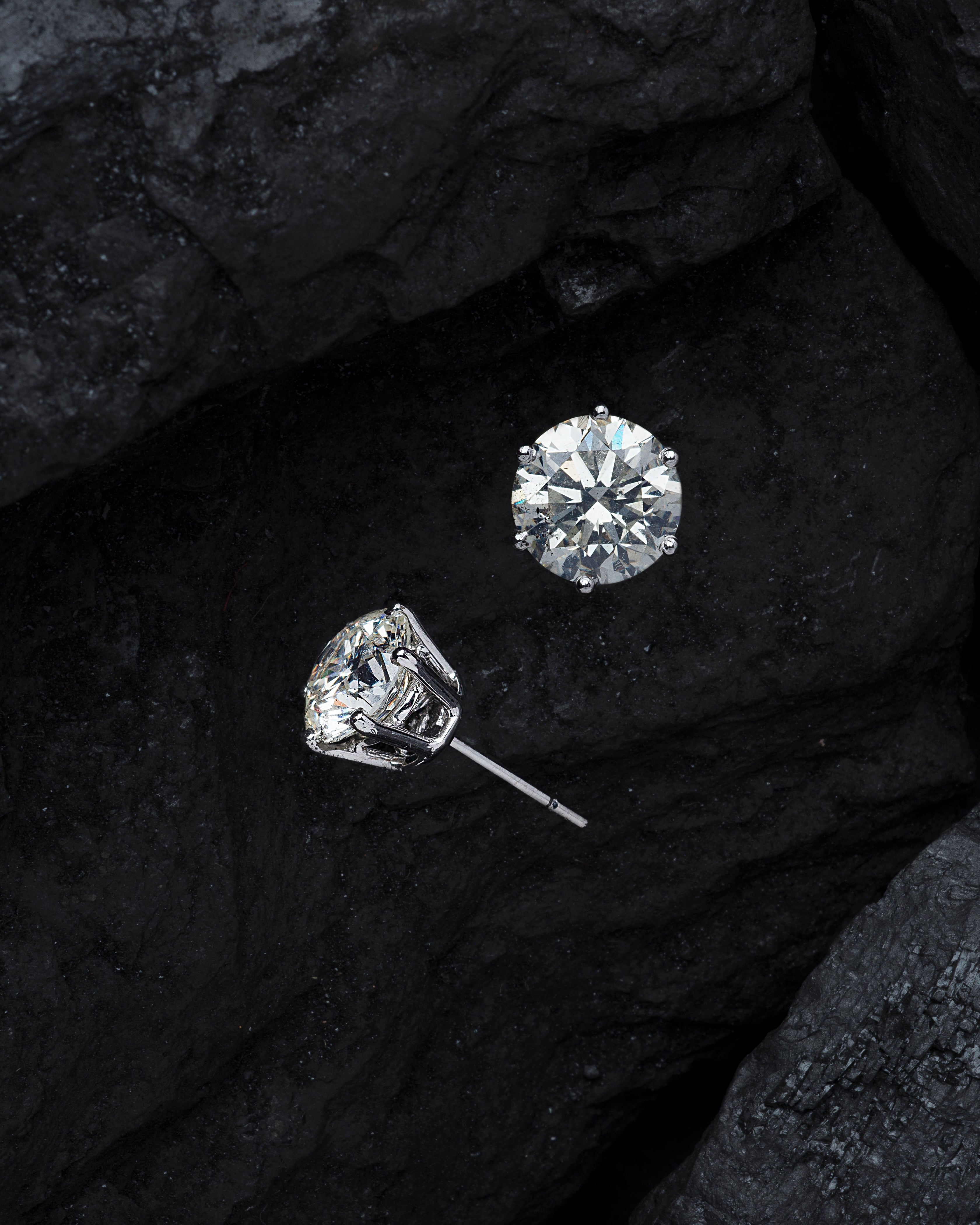 How Lab Diamond Stud Earrings Compare to Natural Diamonds