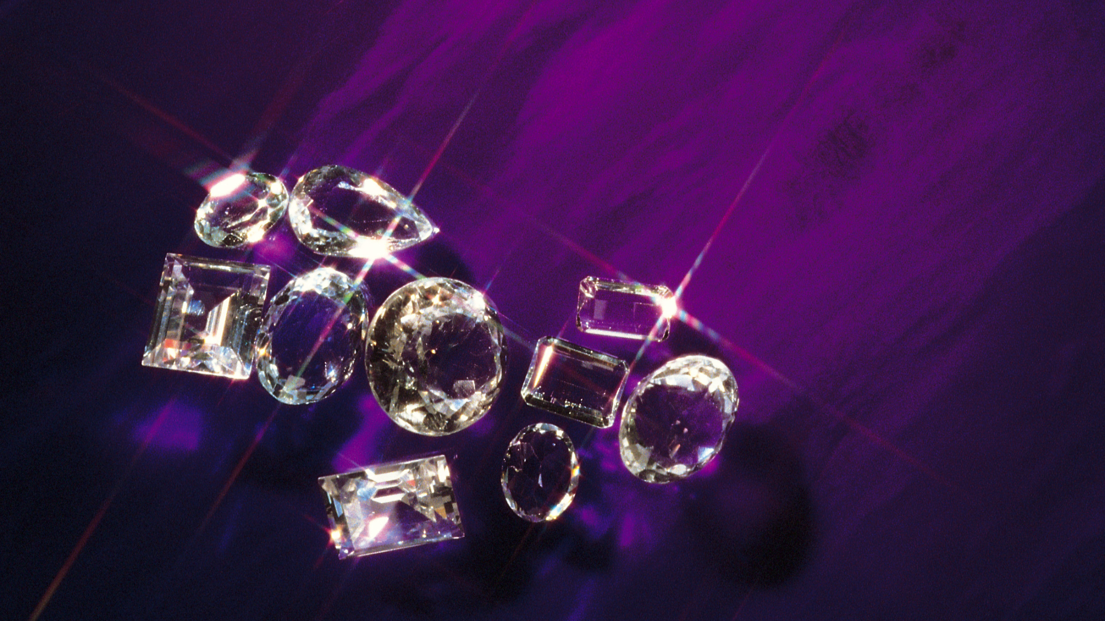 Lab-Grown Diamond vs. Mined Diamond: Which Makes a Better Holiday Gift?