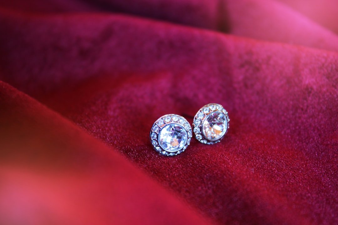 How to Choose the Perfect 1 Carat Diamond Solitaire Earrings